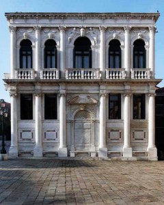 La facciata principale del Palazzo, purtroppo oggi priva degli affreschi cinquecenteschi di Giuseppe Porta.
