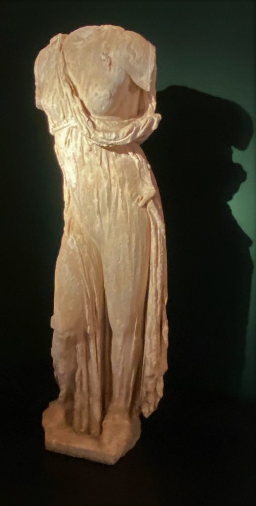 Afrodite velata, II secolo a. C marmo pario con patina giallastra 136.5 x 30 x 45 cm Mantova, Comune di Mantova, in deposito presso Palazzo Ducale, Galleria dei Mesi, inv. IG 6770﻿